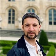 Formateur de Français en ligne, avec un diplôme de Philosophie et 6 ans d'expérience au sein de l'éducation nationale.